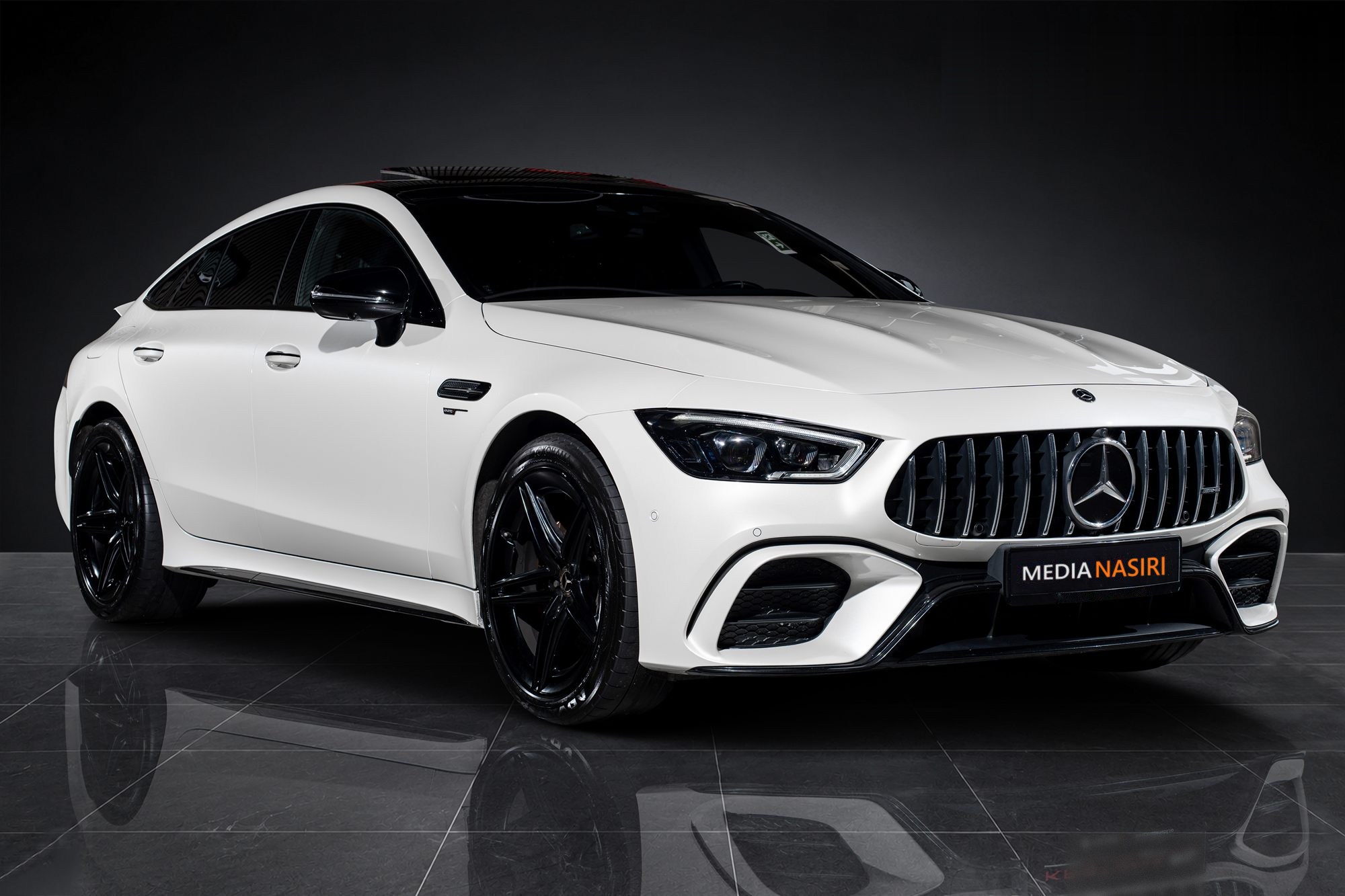 Bilfoto av hvit Mercedes-AMG GT i studio